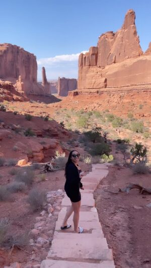 Siva Kaneswaran Instagram - What a beautiful sight 🥰😘 

@spirits.in.bloom 

#nareesha #america #archesnationalpark #couple #love #hike #adventure #breathtaking #2022