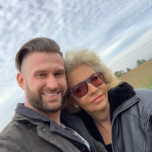 Skylar Lear Instagram - Hot air balloon rides with madre! 😁 @thebenjaminworth @tracydlear what a fun adventure!