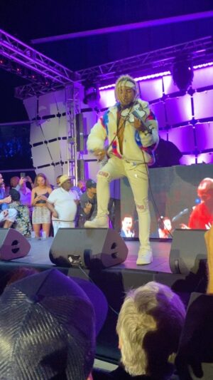 Skylar Lear Instagram - Beautiful Kobe tribute performed at the Sports illustrated super bowl party! #kobe #kobebryant #tribute #violin #artist #superbowl #superbowl2020 #superbowlparty #superbowlliv