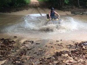 Skylar Lear Instagram - Quads through the jungle!!! No tow truck no problem, teamwork 💪🏼💪🏼💪🏼 @azulparadise