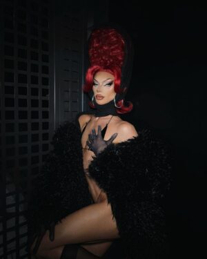 Sminty Drop Instagram - Miss Stoeger, my plastic surgeon doesn't want me doing any activity where balls fly at my nose.

coat - @prettylittlething 
hair - me