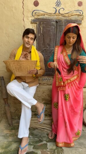 Smrity Sinha Instagram - Chaaro taraf dekhna mana hai 🤓
#smritysinha #reels #instagram #funny