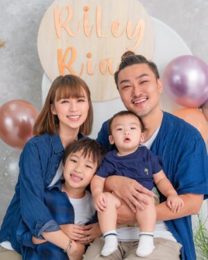 Snow Suen Instagram - Family🪴👫🏻👬🏼☀️🌻💝
家庭是我最大的原動力🫶🏻
Photo and Deco by @fairy_tale_studiohk 
Hair by @easfu @admixhairstyling 
Styling by Edwin😂