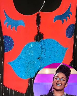 Soa De Muse Instagram - Erikah badu à toujours été une artiste qui me fascine que ca soit en musique ou ses messages politique conscient et des looks toujours originaux...Common , André 3000 ne pourront pas dire le contraire , ils ont tous changés en passant sous son ailes .. ce look c'est en hommage à une chanson que j'aime particulièrement " soldier" jai eu la chance de porté une création de 
Jannike Sommar @jannikesommar - styliste non-binaire qui "crie silencieusement" à travers des couleurs vives, des designs inspirés de la culture queer et du pop-art.
Le travail en patchwork sur le dos dévoile le « queer kiss », graphisme signature de Jannike, symbolisant le pouvoir de l'amour queer à travers deux bouches qui s'embrassent.
Les patchs pailletés bleus et rouges sur le tissu noir à rayures transmettent l'optimisme présent dans le travail de Jannike, avec un contraste élevé et une énergie vibrante.
Encadré dans une silhouette en forme d'armure, le « queer kiss » nous rappelle que le combat LGBTQIA  continue, et qu'il peut être mené avec des couleurs et de la positivité.
Et sans oublier ma soeur @missmanlyb qui m'étonnera toujours  pour sa capacité à réaliser mes idées capillaire les plus folle 

Bisous @ranobrac
Cette equipe c'est du love je travail et je travaillais toujours comme ça