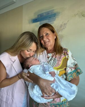 Sofia Arruda Instagram - Ser tia é amar um recém nascido que não saiu da minha barriga 💞

E a minha mãe avó de 3! Nem nunca imaginou 🤩