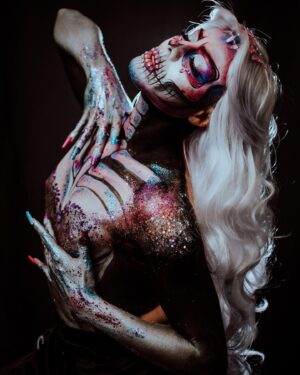 Sofía Camará Instagram - Dulces o travesuras, y por qué no ambas !? … SABÉLO 👻🎃💀 
.
👗@mitacoaguja
💄@lulimakeup_ok 
💅@unas_hermosas_concordia 
📸@epixfotoestudio