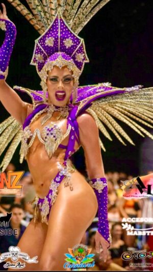 Sofía Camará Instagram - Musa Do Carnaval 2023, fantasía, brillo, magia e ilusión por las noches carnavaleras…
Bailando y cantando por la pasarela, belleza sensual en cada mirar y un grito de amor en cada ovación SABÉLO 
.
Estilismo: @mitacoaguja 
Bronceado: @lr_esteticistaycolorista 
Mirada: @freshtonechile 
Uñas: @aranails7 
Portada: @danideleon_er 
Video: Sonia Marchesi
