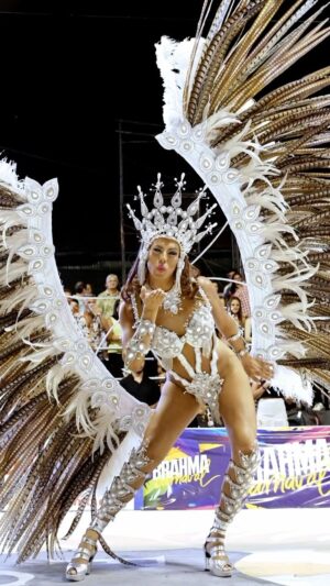 Sofía Camará Instagram - Estallo de emoción, exactamente en este preciso instante estoy celebrando 25 Años de Historia en el Carnaval… Cuanto recorrido trazado en este primer cuarto de siglo, lo conquistado y lo por venir
. 
Gracias a los cientos de mensajes, saludos, dedicatorias, obsequios y recuerdos que vivirán por siempre en mi corazón, así mismo y estando previo al Miércoles de Cenizas dedicar esta edición a Dios, y mi Familia , así como aquellos seres que me iluminan desde el más allá, a mis Amigos, Seguidores, Colaboradores, muy especialmente a Comparsa Bella Samba por otorgarme su cetro de mando este año, pero por sobre todo al público que me elige y al turista que me espera con cánticos, carteles y ese anhelo perfecto de vuestra clásica foto
.
También agradecer a mis detractores, así como a quienes alguna vez me dañaron porque han sido la motivación de mi evolución.; 25 Años de cultura, y 2 metros de una verdadera autopista muscular tallada a caricias y lengüetazos, Porque la que Puede, Puede, y la que no, Soporta !. SABÉLO 
.
Imagen: Ese momento sublime captado por la lente rigurosa y precisa de @euge.ivan para la Edición 2024 del Carnaval más Pasional de la República Argentina, desde La Capital Nacional del Citrus para el Mundo Entero . FELIZ CARNAVAL SABÉLO #ElBesoDeLaReina