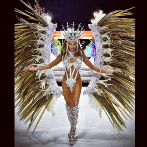 Sofía Camará Instagram - Bienvenidos a mi carnaval, hoy los recibo representando el alma de Mahatma Gandhi,  uno de los mayores líderes políticos revolucionarios de la historia y máximo símbolo universal de la paz y la no violencia, precursor de la desobediencia civil y la resistencia pacífica abolicionista de las castas, impulsor de la justicia social y la concordia entre las diferentes religiones
.
Realizo dicha representación desde la interpretación de la divinidad suprema, espiritual y femenina de la Diosa Karna para recordarte que: 
“El Amor y la verdad son dos cosas de Dios, la verdad es el fin y el amor es el camino”
«Vive como si fueras a morir mañana; aprende como si el mundo fuera a durar para siempre.» 
De Alegre y Loco Bella Samba tiene un poco SABÉLO 
.
PH: @marianophotographer 
BY: @carnavaltodalavidaok 
.
Estilismo: @misionimagen 
Belleza: @lr_esteticistaycolorista 
Mirada: @freshtonechile 
Make-Up: @maccosmeticschile 
Sonrisa: @martiabalo 
Estética: @monicaromero_estetica 
Uñas: @brenda_rodriguez_nailstudio 
Bronceado: @hair_lab_byreinahada 
Outfit: @adalgisa_urdinarrain 
Calzado: @florcalzados_01
