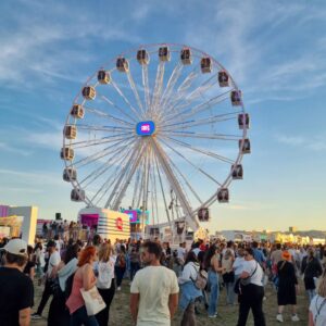 Sofia Cerveira Instagram - As minhas seguidoras são as mais queridas❤️

A maioria elegeu o 3° look e assim fui ao @rockinriolisboa assistir à maravilhosa Veveta @ivetesangalo 🎶🎉 

Obrigada pela ajuda de todas🫶🫶🫶

Quem também assistiu? O que acharam?

#rockinriolisboa
#ivetesangalo 
#fashionlover 
#grwm