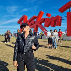 Sofia Cerveira Instagram - As minhas seguidoras são as mais queridas❤️

A maioria elegeu o 3° look e assim fui ao @rockinriolisboa assistir à maravilhosa Veveta @ivetesangalo 🎶🎉 

Obrigada pela ajuda de todas🫶🫶🫶

Quem também assistiu? O que acharam?

#rockinriolisboa
#ivetesangalo 
#fashionlover 
#grwm