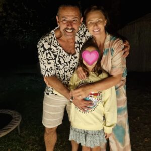 Sofia Cerveira Instagram - Parabéns Meu Amor❤️❤️❤️ 

A nossa vida mudou definitivamente quando tu nasceste.  Este amor incondicional tomou conta de nós e fez-nos os pais mais felizes deste mundo! Não há maior privilégio do que sentirmos este AMOR e vermos-te crescer todos os dias! 🩷

Testemunhar o teu coraçãozinho doce, a maneira de ser tão alegre e pura!!! Sempre generosa e atenta aos outros. Curiosa e corajosa! Muito meiguinha (tem mesmo a quem sair) e sensível🙏Companheira e a melhor companhia!! Que orgulhooooo😍

Tão bom quando nos perdemos nos olhos uma da outra e nos emocionamos🩷 Tão bom ouvir-te a rir sem parar!! Tão bom aprender contigo!! Tão bom os nossos abraços e beijos infinitos!!! Tão bom ser tua mãe, a maior benção da minha vida!

O caminho até aqui foi um instante. Que neste instante continuemos assim, a encher-nos de amor todos os dias da nossa vida!!

Vitória, 8 anos! Como é possivel?

{Na foto, com os priminhos}

#parabénsmeuamor #8anos #vitoria #amormaior