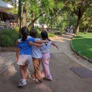Sofia Cerveira Instagram - Nos últimos dias...

Foto 1 - Shooting day with @carlapires 📷

Foto 2 - Parque Marechal Carmona, aquele clássico que faz parte das melhores memórias de infância 🌿E agora regressamos com os filhos!👨‍👩‍👧

Foto 3 - O reencontro dos melhores amigos🫶

Foto 4 - As mães que os amigos juntaram para a vida😍

Foto 5 - Parabéns ao meu amor mais querido, sobrinho e afilhado, Raúl (o bolo delicioso do meu mano🤭)

Foto 6 - A M O R das nossas vidas🩷

Foto 7 - Mesa tão bonita para brindarmos à amizade🥂

Foto 8 - Quem mais adora hortênsias??? 🌸 

Foto 9 - Inspiração diária... a nossa Sintra🌿

Foto 10 - Antes de partir em trabalho, acompanhámos o pai ao trabalho @goncalodinizz ❤️O nosso orgulho!!

Amanhã, há novo reels no feed. Fiquem atentas, meninas!

Boa semana💋

#mylife #moments #lately #grateful #itsallaboutlove