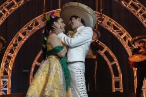 Sofía Garza Instagram - ¡Qué bonito es lo bonito!

Felicidades @elreylaserie por ser #1 mundial en @netflix (non english)

A toda la producción y por qué no, al escritor más guapo @algaracarlos 😜

 @sebastian__dante que emoción ver tu triunfo, te lo mereces. 
Tu también @jaimecamil nada más que no tengo foto contigo 🫠

@catalinaportou @haroldsanchez5117 @ferurdapilletadirectoroficial 
La sacaron del estadio! Congrats! 

Gracias por tan bonitas fotos @chucho_beto_paz cómo no compartirlas 🫶