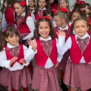 Sofia Grillo Instagram - ❤ @broadwaykids_teatromusical à conversa com @sofiagrillooficial momentos antes da atuação no Arraial cá de Casa! Tãoooo queridos ❤
.
.
.
.
.
.
#casadoartista 
#arraial 
#santospopulares 
#broadwaykids