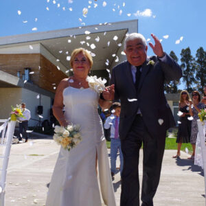 Sofía Morandi Instagram - Mis abuelos después de 50 AÑOS... Volvieron a casarse! ❤️ Eran dos adolescentes. Creo que es lo más hermoso que verán en el día. Los amo mucho @zuceca ❤️ Etiquetá esx amigx que se está por casar ahre que ningune
.
@herradurahotelsuites BELLO 🙌