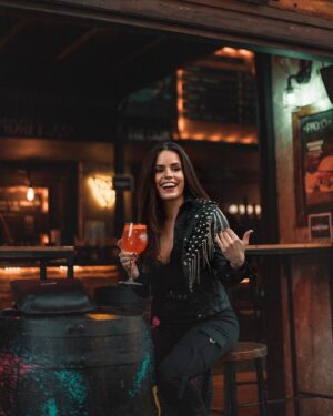 Sofía Morandi Instagram - 🍹Quien me invita un trago?
@aperolargentina 🧡
#aperolspritz 
#togetherwejoy 
#aperolspritzchallenge