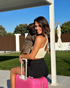 Sofía Suescun Instagram - Es lo más bonito que me trajo al mundo Kiko, mi Luna.
Me voy a acordar tantísimo de ella. Basta de llorar por hoy! Necesito despegar ya✈️