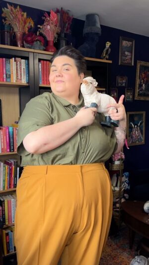 Sofie Hagen Instagram - When what you buy isn’t the size you expect.
Btw, the episode is out now: @trustyhogs
Trousers: @asos 
Shirt: @jacamouk 
Pig: @etsy