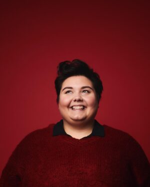 Sofie Hagen Instagram - I just changed my profile picture, so thought I’d show you the FULL IMAGE. It’s essentially ART. Photographed by @mrmattcrockett, hair and makeup’ed by @sharimakeup and styled by @whatlydiamade 👍🏻

The trousers are @wraynyc and I have had the jumper forever - no idea where it’s from.