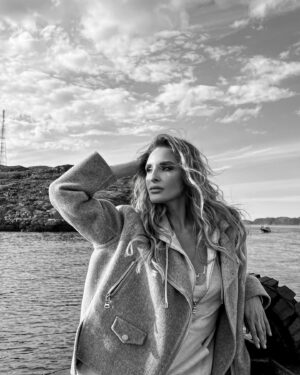 Sofya Kashtanova Instagram - Насколько вы любите то, чем занимаетесь?

Любое дело требует индивидуальных навыков. 
Кому-то нужно быть физически сильным и выносливым, кому-то требуется высоко развитый интеллект, для кого-то важен талант и харизма, а для кого-то – все эти навыки в сочетании💪🏻 

Быть актёром – значит отдавать всего себя искусству. Это сложная профессия, для которой необходимо постоянное развитие и в других сферах тоже. Актёр должен быть готов к препятствиям и неудачам, но при этом сохранять веру в себя и своё дело.

И только любовь к тому, что ты делаешь, помогает преодолевать все трудности и наслаждаться своей работой🙏🏻

Поэтому важно во всём находить любовь❤️

Так насколько вы любите то, чем занимаетесь?🙈