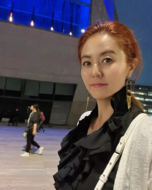 Sohn Mi-na Instagram - 무계획 포르투 여행에서 가장 좋았던 기억 중 하나. Casa da Música에서 공연을 봤던 날

마침 열리고 있는 포르투 음악축제의 일환으로 요스바니 테리 아프로 쿠반 재즈 콰르텟의 연주를 함께 할 기회가 있었는데, 공연도 좋았지만 포르투갈 혹은 포르투의 나름 문화생활 쫌 한다는 언니 오빠들이 공연장에 가서 행아웃 하는 부위기도 훔쳐 보고… 

프리츠커 상을 받은 네덜란드 출신 건축가 렘 콜하스의 작품이기도 한 근사한 건축물을 날 밝은 시간에 보고 들어간 후, (공연 본 다음 나와서) 야경 속에 다시 보는 즐거움도 느낄 수 있던 점에 큰 점수를 주고 싶다. 

뭘 하든 격렬하지 않고 잔잔한데… 문득 돌아보면 스며들고 있는 매력, 그게 포르투인 듯

#포르투 #포르투갈 #유럽여행 #casadamusica #porto #visitportugal