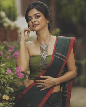 Solanki Roy Instagram - Green & Grow 🌿

📸 @sayantan_dutta_photography 
MUA - @makeupartist_ujjwaldebnath 
Coord - @sanskriti_kolkata 
🔗 @socialyard_digital 
.
.
#shoot #editorial #mood #colours #fun #costumes #photoshoot #embrace