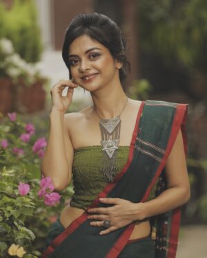 Solanki Roy Instagram - Green & Grow 🌿

📸 @sayantan_dutta_photography 
MUA - @makeupartist_ujjwaldebnath 
Coord - @sanskriti_kolkata 
🔗 @socialyard_digital 
.
.
#shoot #editorial #mood #colours #fun #costumes #photoshoot #embrace