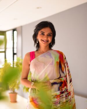 Solanki Roy Instagram - Colors 🤍✨
.
.
Outfit - @indiloom_studio 
MUA - @divyanshi_makeup 
🔗 @socialyard_digital 
.
#work #mood #saree #ethnic #love #flow #colors #flaunt