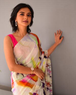 Solanki Roy Instagram - Colors 🤍✨
.
.
Outfit - @indiloom_studio 
MUA - @divyanshi_makeup 
🔗 @socialyard_digital 
.
#work #mood #saree #ethnic #love #flow #colors #flaunt
