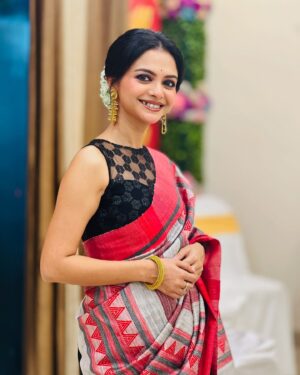 Solanki Roy Instagram - বিয়ে বাড়ি … সাজুগুজু অ্যান্ড ছবি তোলা ❤️♥️
.
.
Makeup & hair @kunal_makeup_artist 
.
.
@reel2alivia  দুর্দান্ত ছবি তুলেছে 🥰😘
.
#sareelove #Biyebari #friendswedding #love #click