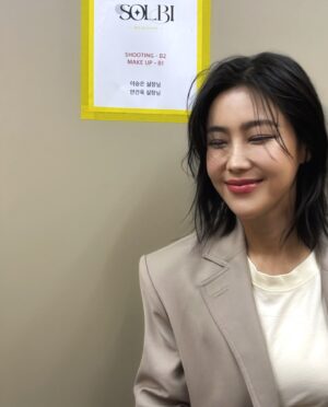 Solbi Instagram - 오늘은 어떤 촬영일까요?
저를 미소 짓게 만드는 일들이 가득한 요즘 🎵

-
#솔비 #SOLBI