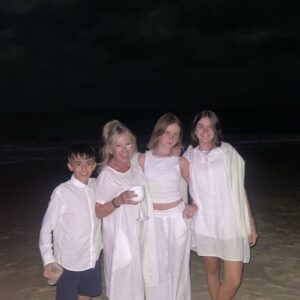 Soledad Silveyra Instagram - Gracias Claudia Srur @cscongresosyturismo 🙌

Unos días de vacaciones con mis nietas y mi nieto mayor. Muy felices, gracias a la vida❤️