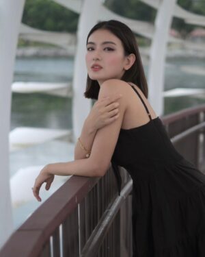 Somaline Ang Instagram - Eyeliner on point 🖤 @shaunleelee 
Walking around the lake, i will forever be a nature girl..
