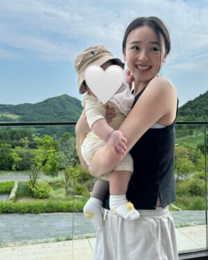 Son Yeon-jae Instagram - 아기랑 첫 여행🐝🤍