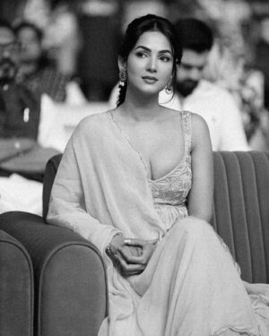 Sonal Chauhan Instagram - Last one is my fav …. Which is yours ? 
.
.
.
.
.
.
.
.
.
.
.
.
.
.
Wearing @ease_kv 
Hair by @arifayadav_make_you_gorgeous 
📸 @chiliverishiva 
#sonalchauhan Sonalchauhan