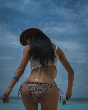 Song Chae-yoon Instagram - 원피스 찾으러 갔다가 포기하고 소라게 녀석이랑 놀다 왔네요 홀홀홀🌴🏄🏾‍♀️🧉👙🌊

이게 대체 무슨 컨셉이냐구요? 마지막 장에 나옵니다🤭
사실 의도한 건 아니고... 입고 싶은 대로 입었는데 이러케 대써...요..너무 욕하지는 말아 주세요...🥹

#travel #phiphiisland #thailand #태국 #피피섬 #여행 #사진 #원피스 #니코로빈