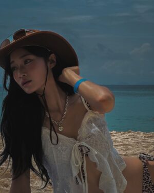 Song Chae-yoon Instagram - 원피스 찾으러 갔다가 포기하고 소라게 녀석이랑 놀다 왔네요 홀홀홀🌴🏄🏾‍♀️🧉👙🌊

이게 대체 무슨 컨셉이냐구요? 마지막 장에 나옵니다🤭
사실 의도한 건 아니고... 입고 싶은 대로 입었는데 이러케 대써...요..너무 욕하지는 말아 주세요...🥹

#travel #phiphiisland #thailand #태국 #피피섬 #여행 #사진 #원피스 #니코로빈