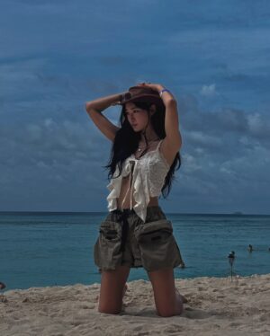 Song Chae-yoon Instagram - 원피스 찾으러 갔다가 포기하고 소라게 녀석이랑 놀다 왔네요 홀홀홀🌴🏄🏾‍♀️🧉👙🌊

이게 대체 무슨 컨셉이냐구요? 마지막 장에 나옵니다🤭
사실 의도한 건 아니고... 입고 싶은 대로 입었는데 이러케 대써...요..너무 욕하지는 말아 주세요...🥹

#travel #phiphiisland #thailand #태국 #피피섬 #여행 #사진 #원피스 #니코로빈