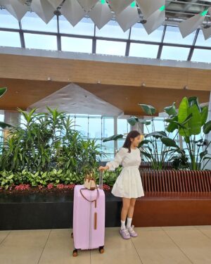 Song Ga-in Instagram - 떠나요 ~☺️✈️🌴 #제주도 🩵