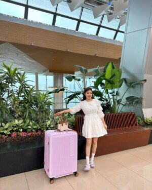 Song Ga-in Instagram - 떠나요 ~☺️✈️🌴 #제주도 🩵