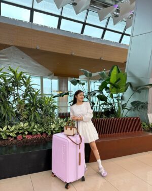 Song Ga-in Instagram - 떠나요 ~☺️✈️🌴 #제주도 🩵