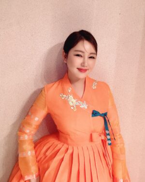 Song Ga-in Instagram - 우리의 국악을 평생 이끌어 주시고 지켜주시는 존경하는 선생님들과 함께 !!!!! #굿보러가자 ! 🙏🏻💕🎵