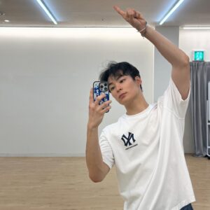 Song Geon-hee Instagram - 함께해줘서 고마워, 오래 보자🫧🩵