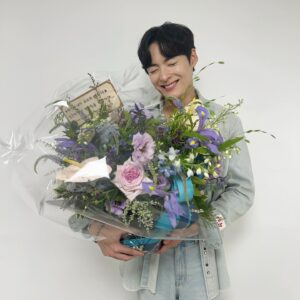 Song Geon-hee Instagram - 함께해줘서 고마워, 오래 보자🫧🩵