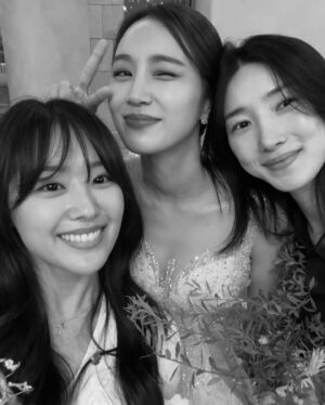 Song Ji-eun Instagram - .
사랑하는 사람들과 소중한 순간을 함께 나누는 것=행복🩵