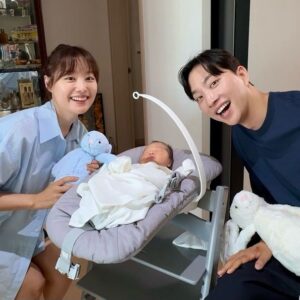Song Ji-eun Instagram - 사랑스러운 조카가 태어났어요🩵
난 큰엄마인데 왜 동네방네 자랑하고 싶은 것인가🥹🥹
@park_zoooo @flem_.me