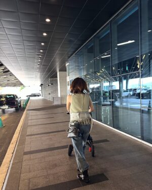 Song Joo-hee Instagram - 축복이 100일 기념으로 바깥으로 외출을 감행했는데 주차장에서부터 땀이 나는 건 왜죠? 앞으로 바깥 활동이 익숙해지다 보면 오늘보다는 수월하겠죠...? 축복이 첫 외출이라고 나도 깔끔하게 하고 나왔는데 셀카 찍을 여유는 없었다.🏃🏻‍♀️‍➡️💦 그래도 난 너를 사랑해 축복이-🤍 #용띠맘