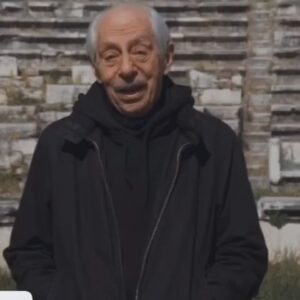 Songül Öden Instagram - Onu her gördüğümde “Beni mi daha çok seviyorsun Tülayı  mı ? ( @tulaygunal9 ) çabuk söyle “ diye takılırdım.. O Tülayı çok sevmesine rağmen her seferinde farklı cevap verirdi ve çok eğlenirdi aramızdaki bu oyundan…

Fakat bir konuya cevabı, tavrı, seçimi, adanmışlığı hep aynıydı.  MEMLEKET.. 

Canım Genco abim🤍 dümeni bozuk tutarsız dünyada aramızda olmadığını bilmek büyük bir kalp kırıklığı benim  için.. Memleketimizin başı sağolsun… #gencoerkal @gencoerkal