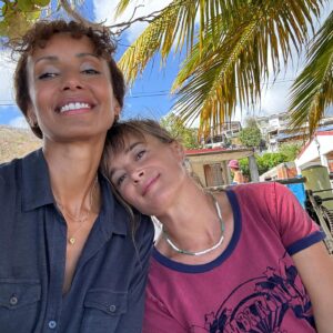 Sonia Rolland Instagram - Sur notre petit nuage martiniquais… ☀️🌴

Merci encore d’avoir été au rendez-vous de @tropiquescriminelsofficiel hier soir! 

Épisodes 5/6/7/8 réalisés par @pascale_guerre ✨

📌 Replay sur la plateforme France.Tv 

📸 @etiennemuller05 

#TropiquesCriminels saison5 #SaisonInedite @federationstudios @france2 @france.tv